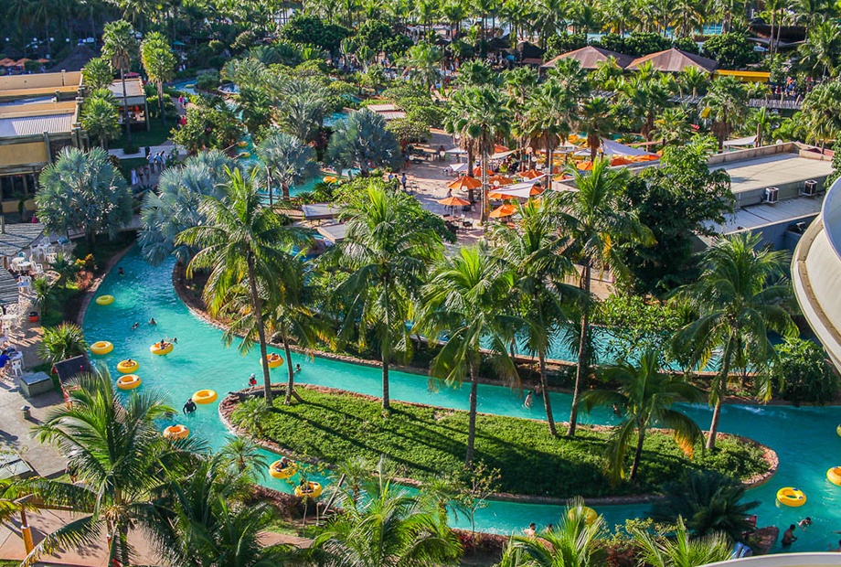 Área de piscinas do Hot Beach Raízes